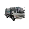 Camión compactador de basura Fangjiang 5.8, con un chasis de acero de alta resistencia, un tanque de lixiviados y diseñado para el transporte sellado de residuos municipales y residenciales.