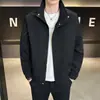 Chaqueta Versátil con Cuello Alto para Hombre 2026 Otoño Nueva Moda Casual Chaqueta de Abrigo de Alta Gama para Hombre