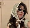 Bloggera ins coreana con pañuelo en la cabeza, bufanda triangular retro francesa femenina, bufanda de punto de verano, foto de playa, moda