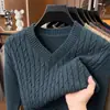 Nuevo suéter de lana de cuello en V para invierno para hombre, engrosado y cálido, suéter de punto, color liso, estilo casual, con un diseño estampado, perfecto como capa base