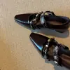 Zapatos Mary Jane modernos y únicos con un tacón discreto, caracterizados por una punta cuadrada y un diseño de una sola tira.