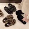 Zapatillas de algodón versátiles y sencillas, estilo slip-on, de invierno con suela plana, forradas de felpa, mullidas, para mujer, estilo nuevo, cálidas y cómodas para el uso diario, 2026
