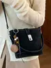 Bolso para mujer de diseño de nicho estilo francés, nuevo bolso cruzado versátil de moda otoño e invierno 2026, exquisito bolso de cubo de mano