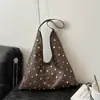 Bolsa de Ombro Retro com Tachas Nova Primavera 2026 Grande Capacidade Estilosa Bolsa de Mão da Moda Tendência para Garotas