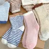 Nuevos Calcetines de Coral con Rayas de Media Pantorrilla Otoño/Invierno Engrosados Calientes para el Piso Ropa Sencilla para el Hogar Calcetines para Dormir de Mujer Cruzados