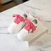 Zapatos Deportivos para Niñas Estilo Primavera/Otoño 2026 Decoración de Corazón Zapatos Casuales Suela Suave Transpirables Zapatos Blancos Modernos Versátiles Zapatos de Tabla