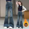 Jeans Acampanados Forrados de Felpa para Niñas 2026 Estilo Nuevo Tallas Mediana a Grande para Niños Cintura Alta Micro-Campana Pantalones Largos Bordado de Mariposa Pantalones de Pierna Ancha Modernos