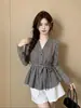 Camisa de mujer a cuadros estilo vintage francés con cuello en V y manga larga, nuevo modelo primavera y otoño 2026, entallada a la cintura con cinturón, diseño que estiliza la figura