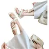 Versão em Couro~Com Bolinhas Douradas Fofas Novo Estilo 2026 Chinelos Casuais de Praia com Tira entre os Dedos e Solado Grosso para Mulheres, Adequados para Uso ao Ar Livre no Verão