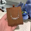 Pendientes Populares de Mariposa Cool con Tachuelas de Diamante de Xiaohongshu, Lujo Accesible Único, Pendientes de Mariposa Mini Exquisitos y de Alta Gama