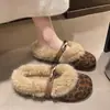 Chinelos plush preguiçosos de calçar com biqueiras peludas, novo estilo de inverno 2026, chinelos franceses de sola plana com fivela de metal, chinelos de algodão, estilo Birkenstock