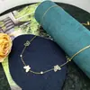 Collar de Nácar con Tres Mariposas para Mujer, Diseño de Nicho de Lujo Ligero, Cadena para Clavícula Estilo Minimalista de Acero de Titanio, Colgante de Moda para Influencers