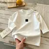 Camiseta Infantil, manga longa estilo primavera e outono para meninos, roupa infantil com estampa de coração, peça básica moderna para meninas e bebês