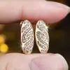 Aretes Ovalados con Forma de Ola en Oro Rosa con Diamantes, Pendientes Ligeros de Lujo y Sencillos para el Día a Día, Pendientes Exquisitos y Versátiles para el Estilo Diario
