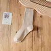 Meias felpudas da moda INS japonesa personalizadas para outono e inverno em tons terrosos, retrô, cor sólida, de cano médio, caneladas, esportivas, casuais, meias femininas