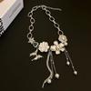 Collar con borlas de rosas para mujer, diseño de nicho francés, elegante, de alta calidad, ligero, de lujo, personalizado, para chica atractiva, a la moda.