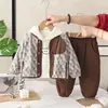 Roupa de Menino para Primavera Estilosa Roupa Infantil Primavera e Outono Bonita Roupa Infantil para Bebês Conjunto de Três Peças Cardigan Moletom Manga Longa