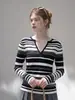 Suéter tejido de cuello en V a rayas blancas y negras estilo francés para mujer, principios de otoño, sofisticado, corte ajustado, blusa base favorecedora, top elegante