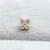 Pendientes de aleación de titanio ASTMF-13 flor de cuatro pétalos de circonita ultra brillante dorados Perforación de labio de circonita con rosca interna de titanio G23
