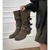 Botas western de camurça de cano médio estilo cowboy para mulheres, novo modelo 2026, salto grosso, tira com fivela, decoração com rebites, botas de motociclista, bico redondo, botas curtas