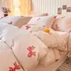 Nuevo juego de ropa de cama de cuatro piezas 2026, funda de edredón estampada de terciopelo de leche de 180 g, sábana y sábana bajera.