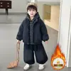 2438 Conjunto de Invierno para Niños 2026 Estilo Nuevo Elegante para Niños Más Terciopelo Más Grueso Ropa de Invierno Bebé Estilo Coreano Conjunto de Tres Piezas Moderno