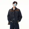 Chaqueta de mezclilla moderna estilo americano con diseño inspirado en un granero, con retazos de gamuza deconstruidos y costuras expuestas, en color mezclilla cruda, para hombres y mujeres.