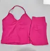 Conjunto esportivo de 2 peças sem costura para atividades ao ar livre com top push-up acolchoado de amarração no pescoço e shorts de ginástica plissados que levantam o bumbum para mulheres