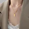 Collar con colgante ovalado de acero de titanio chapado en oro, diseño de nicho simple y personalizado transfronterizo francés, joyería versátil para mujer