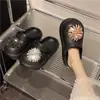 Zuecos Antideslizantes para Mujer con Diseño de Punta Cerrada, Duraderos, Nuevo Modelo 2026, Suela Gruesa, que Aumentan la Altura, Estilo Veraniego, con Pedrería, Sandalias de Doble Uso