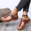 Chinelos de salto plataforma 2025 nova temporada chinelo de dedo chinelos Amazon femininos comércio exterior sandálias de praia femininas estilo étnico de verão