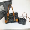 Bolsa Tote com Letra Vintage Nova Primavera 2025 Bolsa de Ombro Feminina Versátil de Grande Capacidade Bolsa Axilar Portátil e Moderna
