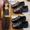 Sapatos Pequenos de Couro com Superfície de Couro Brogue Infantil 2026 Primavera Verão Novo Cor Sólida Estilo Étnico Sapatos Birkenstock Sapatos de Couro Estilo Coreano Esculpido