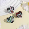 Personajes de Anime de Dibujos Animados Bebiendo Bebidas, Broche de Esmalte Pintado en Forma de Corazón, Insignia de Metal, Accesorio Versátil para la Ropa