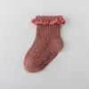 Calcetines de Encaje Dulces para Bebé, Diseño con Puntos de Pegamento Antideslizantes, Algodón Peinado, Transpirables y Cómodos para Niñas y Bebés