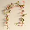 Rosas Simuladas, Flores Silvestres Pequenas, Trepadeiras, Flores Artificiais e Plantas Verdes, Tubos de Ar Condicionado Internos Enrolados em Arcos de Casamento para Decoração Atacado