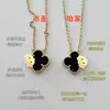 Collar de Joyería de Trébol de Cuatro Hojas de Ágata Roja Versión de Alta Gama V-Gold Chapado en Oro de 18K Cadena Exquisita para Clavícula para Mujeres, Estilo de Nicho de Lujo Ligero