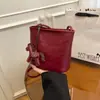 Bolsa de axila para el trabajo de primavera 2026 transfronteriza, estilo coreano retro, bolsa de nicho para mujer, cubo casual de alto valor