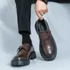 Zapatos de Cuero con Hebilla Estilo Nuevo Primavera y Otoño 2025 Zapatos de Trabajo Británicos Talla Grande Zapatos para Dedos Grandes de Hombre Suela Gruesa Zapatos de Cuero que Aumentan la Altura