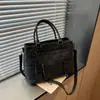 Bolsa Transversal de Ombro Único Casual Retrô Europeia e Americana para Mulheres 2026 Nova Tendência Moda Simples de Alta Qualidade Grande Capacidade Bolsa para o Dia a Dia