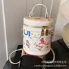 Bolsos de Mujer de Moda de Este Año 2026 Nuevo Bolso de Hombro con Graffiti Estilo Coreano Versátil de Gama Alta Bolso Cruzado Tipo Cubo