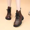 2026 Nuevas Botas Cortas de Cuero para Mujer Estilo Británico Otoño Invierno Suela Gruesa Cómodas Modernas Versátiles Cálidas Antideslizantes Hacen que los Pies Parezcan Más Pequeños