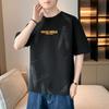 Camiseta de Manga Curta Masculina Verão 2025 Nova Marca da Moda Solta Fina Seda Gelo Ombro Direito Tamanho Plus Camiseta de Meia Manga
