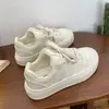 Tênis Brancos Super Populares para Mulheres Primavera e Outono 2026, Sapatos Casuais de Solado Grosso para Skate, Tênis Esportivos Versáteis para Estudantes, Mocassins Femininos
