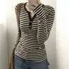 Camiseta de manga comprida com botões e decote V estilo coreano para mulheres, nova coleção primavera/outono, cor listrada doce e picante em blocos de cor, top justo para usar por baixo