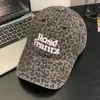 Boné de Baseball com Estampa de Leopardo Bordado com Letra para Mulheres, Estilo Retro Americano, Boné Bico de Pato Emagrecedor, Aba Larga, Circunferência da Cabeça Grande, Topo Macio