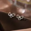 Brincos Vazados Simples de Laço com Diamantes Brilhantes para Mulheres Mini Pequenos Doces de Nicho Venda por Atacado para Transmissão ao Vivo