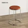Taburete doméstico hecho de plástico engrosado, taburete alto para mesa de comedor, apilable, taburete de madera simple y elegante, taburete redondo de acero resistente
