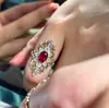 Anillo de celosía de ventana de imitación color rojo sangre de paloma estilo Louvre, estilo palaciego, diseño de huevo de paloma de alta gama, anillo para dedo índice, nicho, lujo ligero, anillo exquisito