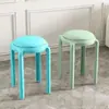 Banqueta de plástico estofada estilo meados do século para uso doméstico, novo modelo 2026, empilhável, espessa, adequada para mesas de jantar, alta e redonda, para convidados e como banqueta extra